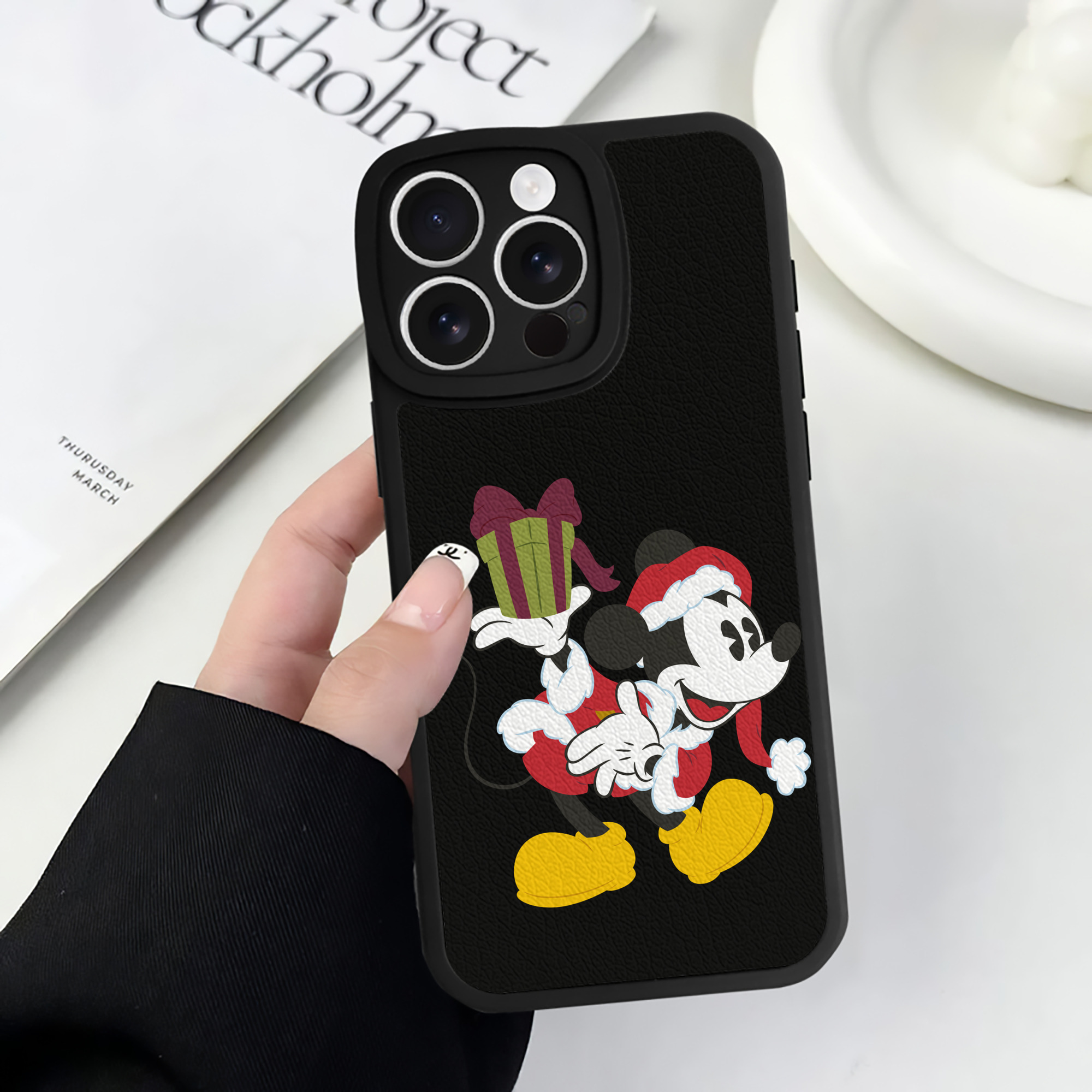 （画像用） ミッキーマウス Mickey Mouse 【iPhone 16シリーズ対応】シリコンスマホケース（レザー調） 材質：シリコン